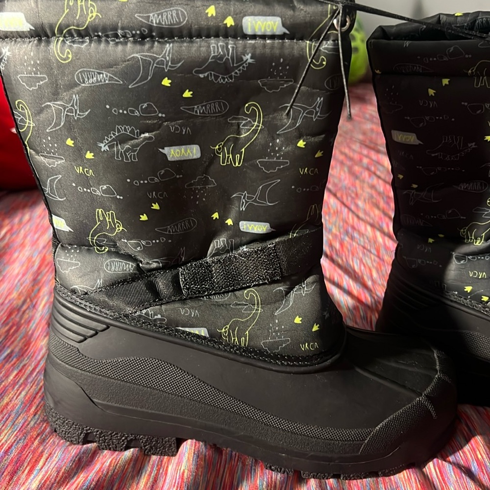 New winter/snow boots . Never been used tags still on shoes